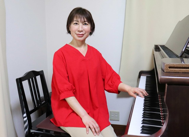 末期がんを公表し、音楽活動を続けるピアニストの竿下さん（京田辺市薪）
