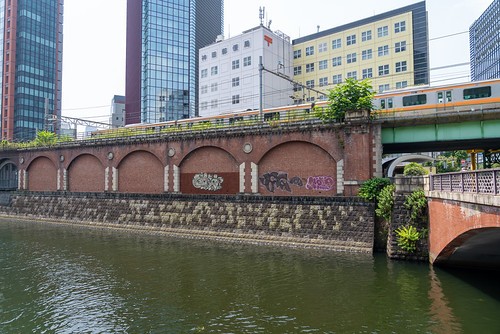 今年7月に撮影。さらに左に落書きが…（あすたりすくさん提供）