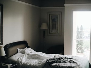 ベランダにパンティ、ゴミ箱に使用済みコンドーム、あなたの顔にはショートケーキ2つ