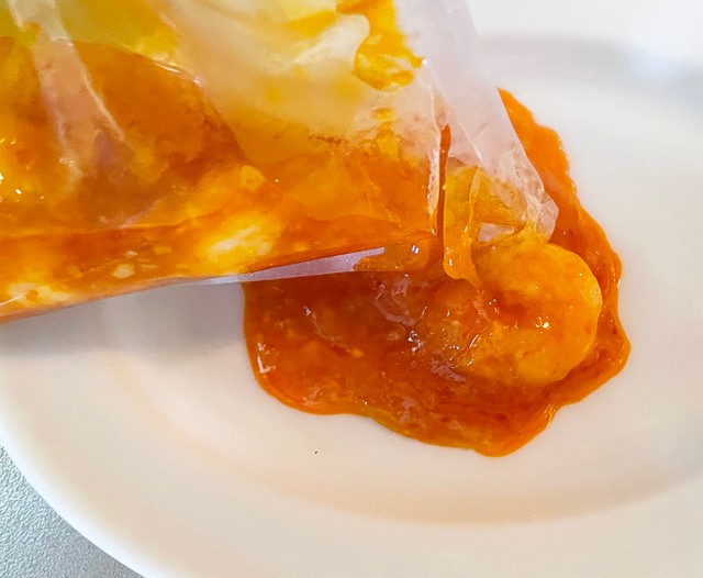 やけどしないよう注意しながら器に移し……