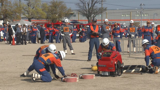 消防団員の 基本技術を競う　岡山市で消防操法大会