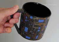 回路模様のマグカップ（提供：Hisui Potteryさん）