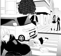 ウシオをかばったアサが車にひかれてしまう…　(C)Eke Shimamizu/SQUARE ENIX