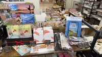 貝塚市観光案内所での東かがわ市特産品販売の様子　提供：東かがわ市