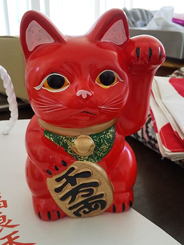 人とのご縁を大切に…。私は中くらいのサイズの、左招きを連れて帰りました