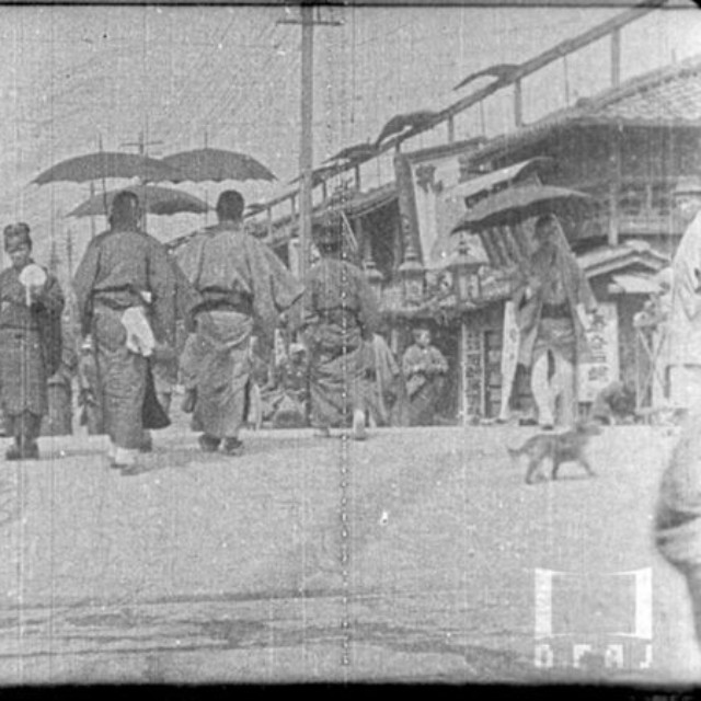 作品「京都の橋」。橋に「四条小橋」と彫られている（国立映画アーカイブ提供）