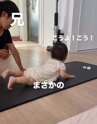 1歳のスパルタコーチ爆誕…！？（提供：＠ameri_3kids_mamaさん）
