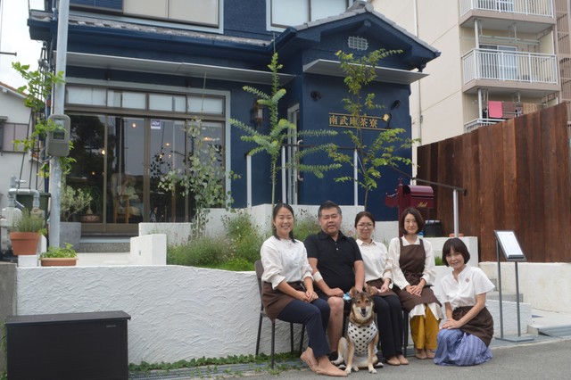 外観もオシャレな『南武庫茶寮』がふたばちゃんの職場。飼い主の若月さん（左端）らスタッフと一緒に（撮影時のみマスクを外しています）