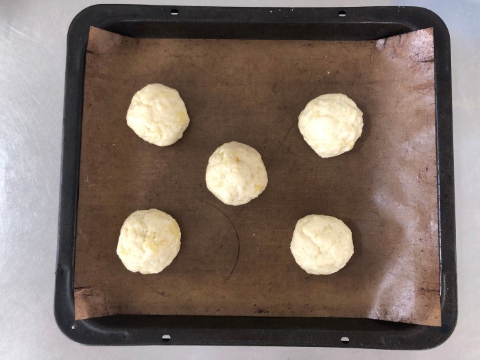 ５等分に分け、油（分量外）をのばした手で丸く整える。