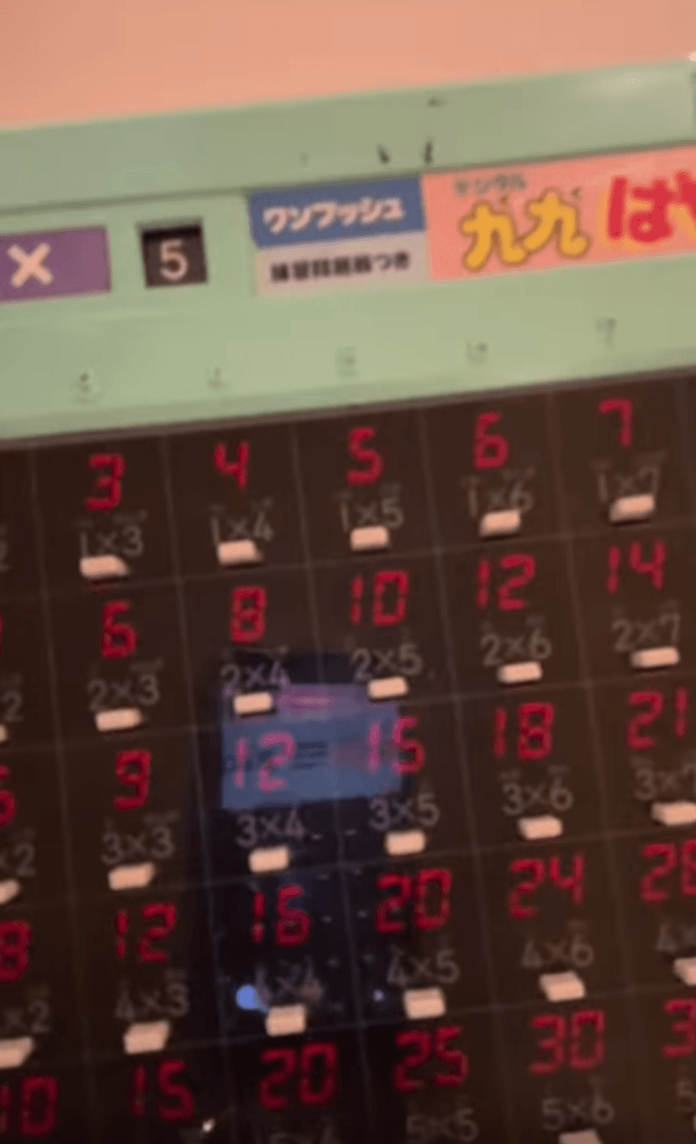 ボタンを押すと赤い数字が浮かぶ。電池なしで光る仕組み（画像提供：ありまさん）
