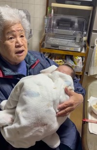 3人目のひ孫を抱っこする祖母／Saechanさん（@saeccchan）提供