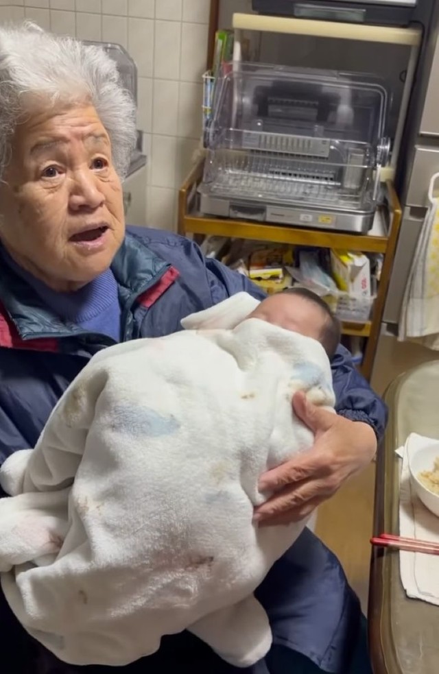 3人目のひ孫を抱っこする祖母／Saechanさん（@saeccchan）提供