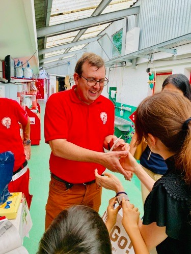 施設長のエマニュエルさん。動物好きな方は世界共通で優しい、と感じました。施設の方々、みなさんとても丁寧に接してくださいました