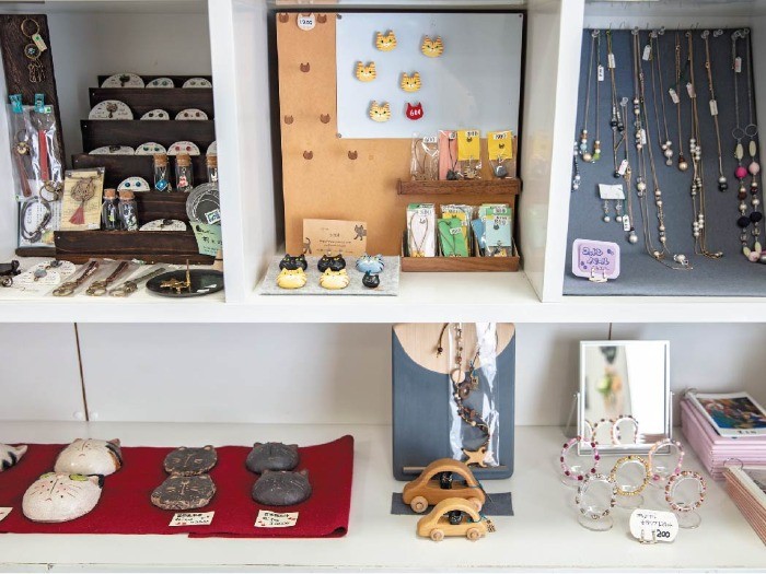 ミュージアムショップの猫モチーフグッズコーナー。右奥に攻防戦のミニ写真集『KEN&GO 』がある