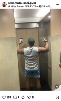 Tシャツの背中＝坂本一生（＠sakamoto.issei.gym）さんのインスタグラムより