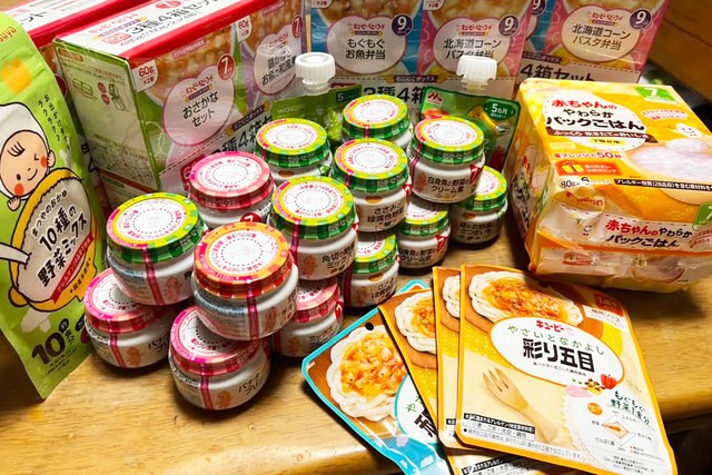 「ふるさと納税の返礼品で取り寄せるなど地道にストックをしていたので、瓶のタイプだけでも9種類の40個ほどストックしていました」。写真は実家でのストック分。「自宅でのストックはこれの倍あります」（画像提供：Rnさん）