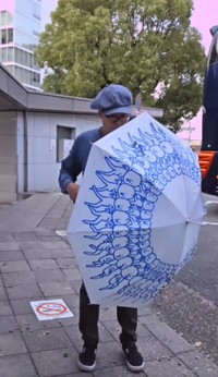 傘を閉じます／木佐貫洋平さん（@LimbaTrip）提供