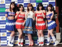イベントに登場した（左から）池田愛恵里、水樹たま、舟山久美子、今野杏南、清水あいり＝2014年