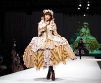 ランウエーを歩く小山璃奈＝ヒカリエホール（撮影・高石航平）