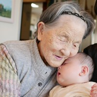 孫を抱く101歳の祖母とヨーコさん／ヨーコさん提供＝画像をトリミングしています