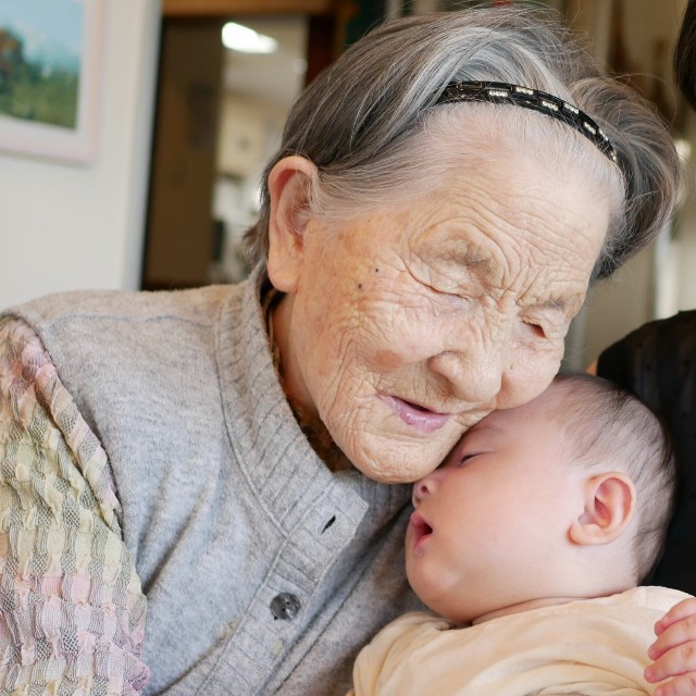 孫を抱く101歳の祖母とヨーコさん／ヨーコさん提供＝画像をトリミングしています