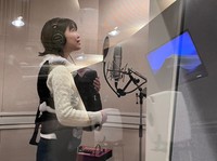 出産後数カ月というタイミングでレコーディングにのぞんだ新妻さん。“リアルキム”の感動的な歌声がおさめられている