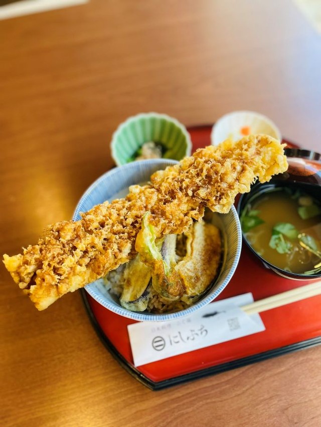 ランチ限定の穴子天丼 ※日本料理 ふぐ舗 「にしぶち」提供