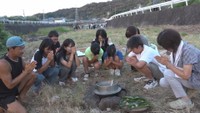 小豆島町の別当川の河原で行われた「川めし」