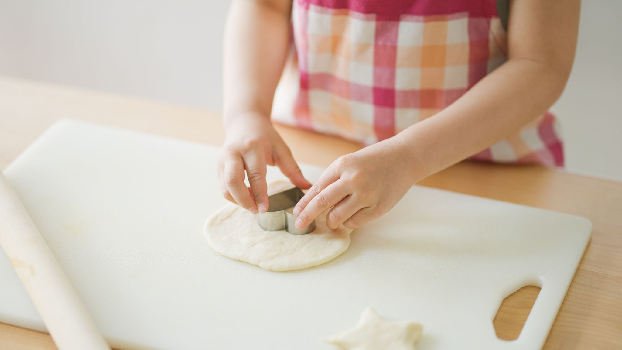 子どもの挑戦から生まれた芸術的なクッキー