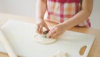 クッキーを作る女の子　※この画像はイメージです（polkadot/stock.adobe.com）