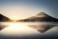 朝の精進湖。毛嵐は冬ならではの絶景＝Hiroaki Sekioka | 関岡 大晃さん（@hirography_321）提供