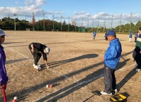 立命館大の授業でゲートボールを楽しむ学生ら（立命館大提供）