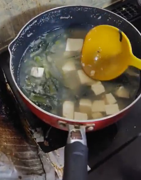 おたまが味噌汁に跳ね返される！（提供：サイボーグ黒い超新星さん）