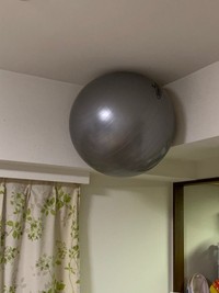 5年経っても落ちないバランスボールがXで話題に（伊藤賀一さん提供）