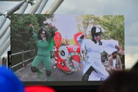 大きなスクリーンでスタート地点の様子、パフォーマンスなどが見られます。レースの途中の映像も