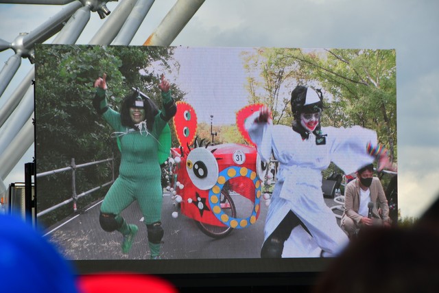 大きなスクリーンでスタート地点の様子、パフォーマンスなどが見られます。レースの途中の映像も