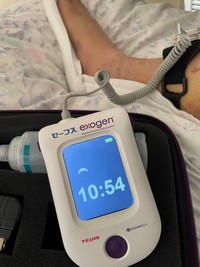 治療は主に投薬と点滴、超音波治療、リハビリなど。リハビリは毎日1時間くらい歩く練習や筋肉が弱らないようにするためのエクササイズを、超音波治療も毎日15分〜20分くらい行われたそうです（提供：するさん）