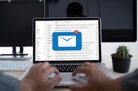 メールの内容はAIでいい？※画像はイメージです（onephoto/stock.adobe.com）