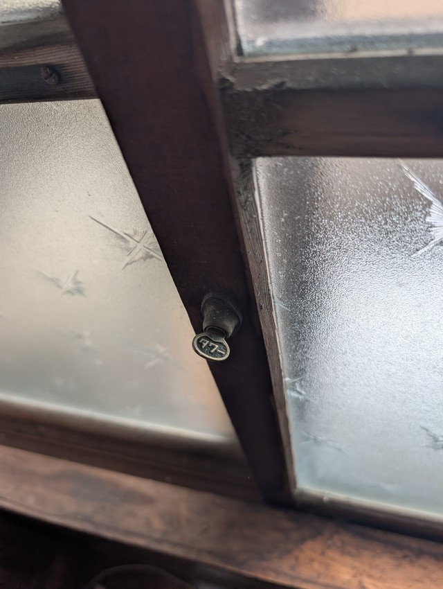 台所の窓の鍵はクルクル回すタイプ／リーゼント農家キノさん（@kinoko0214）提供