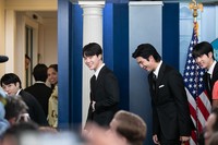 米ホワイトハウスの記者会見室を去る BTSのメンバーたち