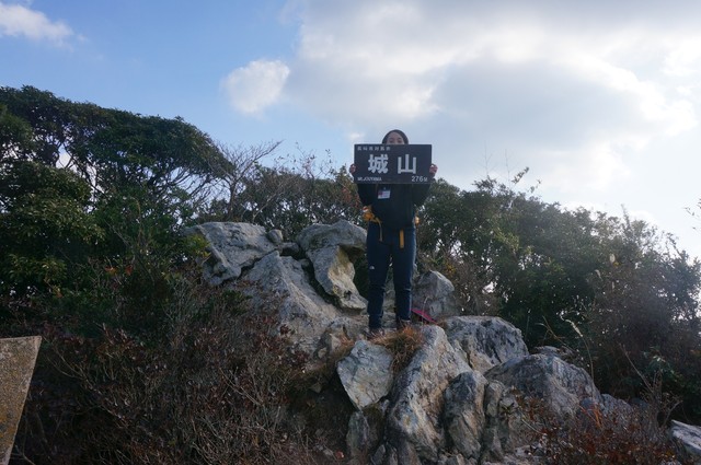 記念撮影にもってこい…山の名前が書かれたプレートも