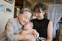 孫を抱く101歳の祖母とヨーコさん／ヨーコさん提供