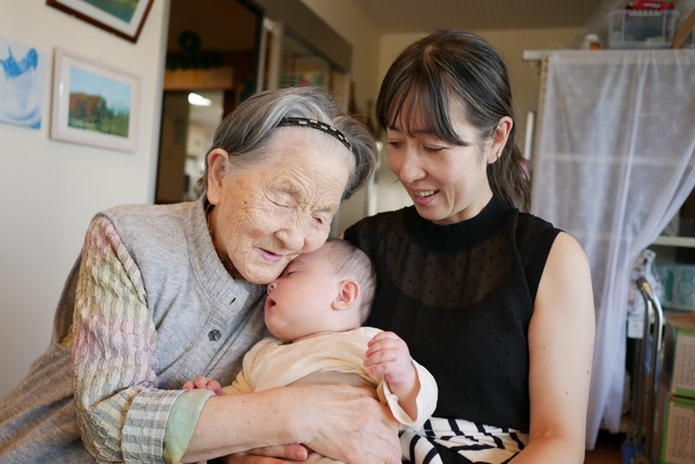 孫を抱く101歳の祖母とヨーコさん／ヨーコさん提供