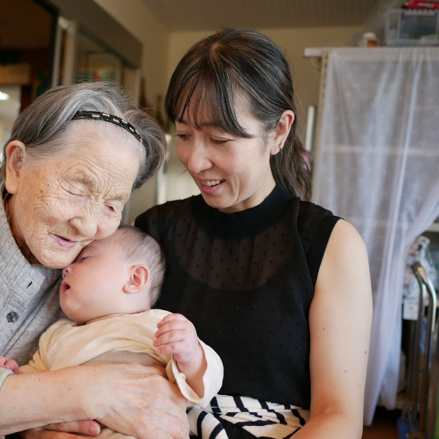 孫を抱く101歳の祖母とヨーコさん／ヨーコさん提供