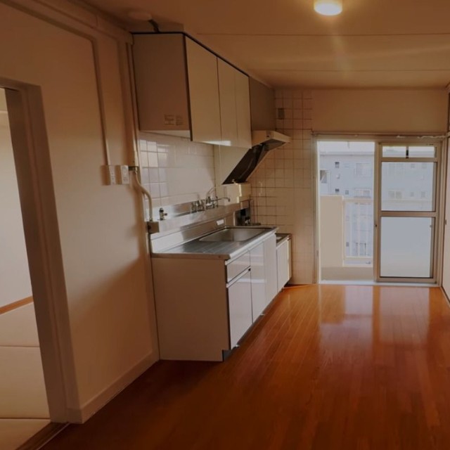 南向きのダイニングとキッチンは日当たり良好／いつでも不動産さん（@itsudemofudosan）提供