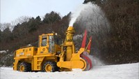 白い大きなアーチは春の足音　旧蒜山大山スカイラインの開通に向け除雪作業進む　岡山