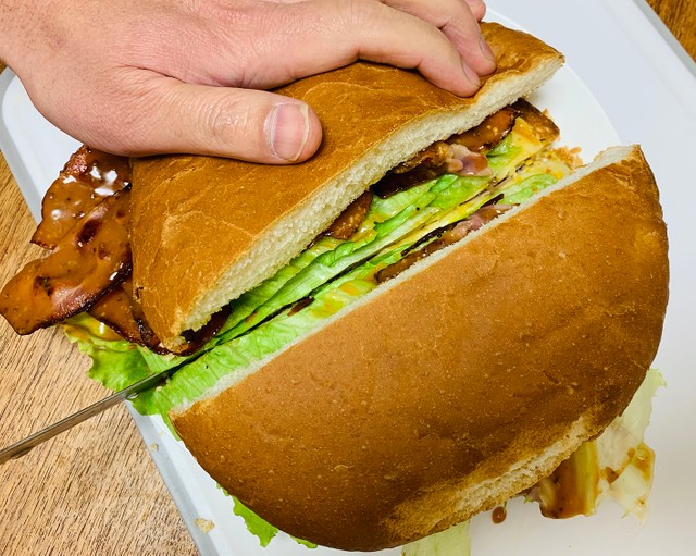 しっかり抑えて切り分けました