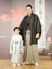 「子連れ狼」の会見に出席した中村獅童と夏幹