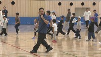 子どもたちを指導するTAISUKEさん　あなぶきアリーナ香川　サブアリーナ