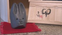 障害福祉サービス事業所で「ヘビ」の置物制作 彫刻家・速水史朗